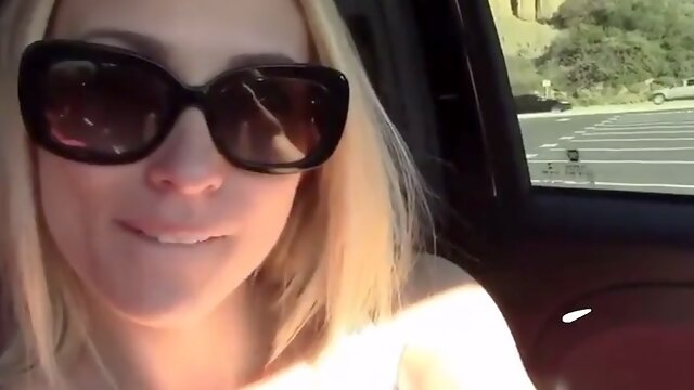 Blonde slut squirts in the car