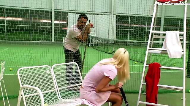 Kleine junge Blondine bekommt es Anal von ihrem tennislehrer