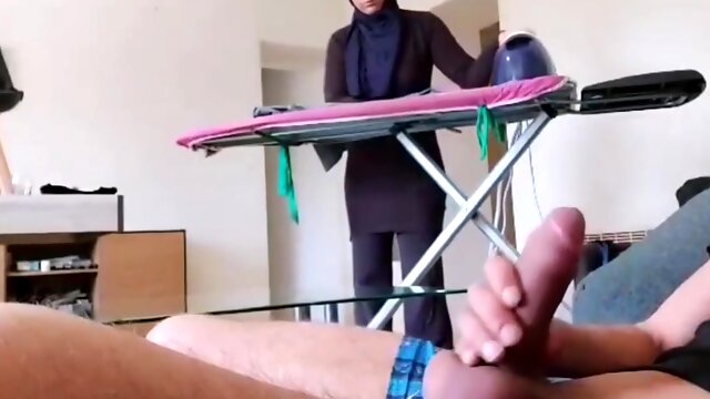 Omg !! He Pulls Out His Cock In Front Of This Muslim Maid!! 6 Min