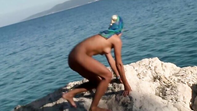 Gorgeous babe with nice tits demonstrates her impressive body