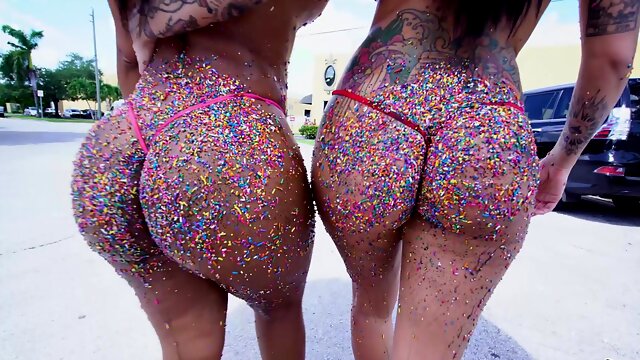 Big butt sluts Lilith Morningstar and Rose Monroe share one hard dick