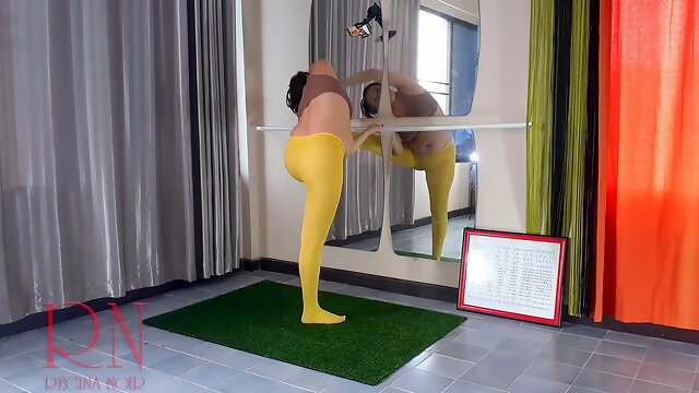 Regina Noir. Yoga in yellow tights doing yoga in the gym. A girl without panties is doing yoga. Cam 2