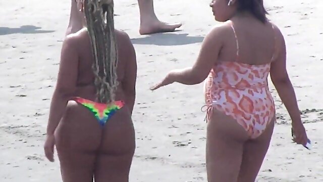 I like to spy on big-bottomed girls on the beach