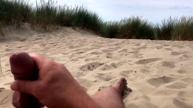 I let strangers watch me cumming on the beach