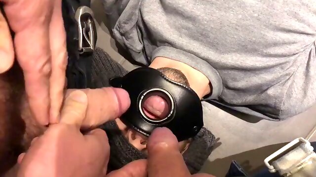 Submisso bebendo mijo, porra e saliva de dois homens