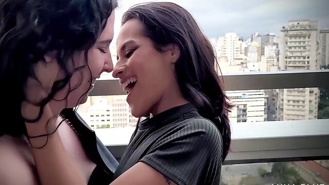 Amigas Safadas Se Pegando - Fila De Beijo Com Folgosa Luiza Tormenta 5 Min - Lady Milf And Anna Blue