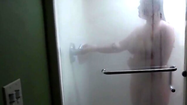 Nerdy White Milf Takes A Quick Shower At The Hotel