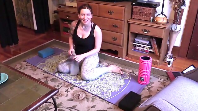 Bettie Bondage In Yoga Milf Masturbates And Squirts