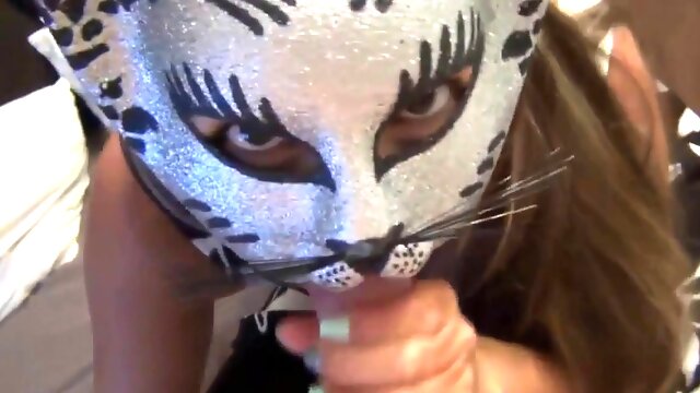 Femme avec masque de talk suce une sting et avale du sperme