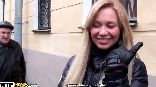 Blonde goes for a risky outdoor blowjob