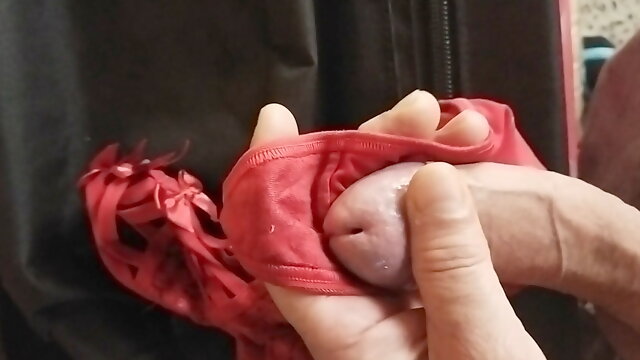 Batendo uma punheta na calcinha usada da esposa de um amigo