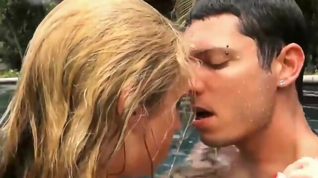 Babe se fait baiser sous l'eau