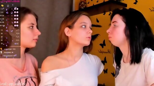 Brunette amateur teen webcam exposed