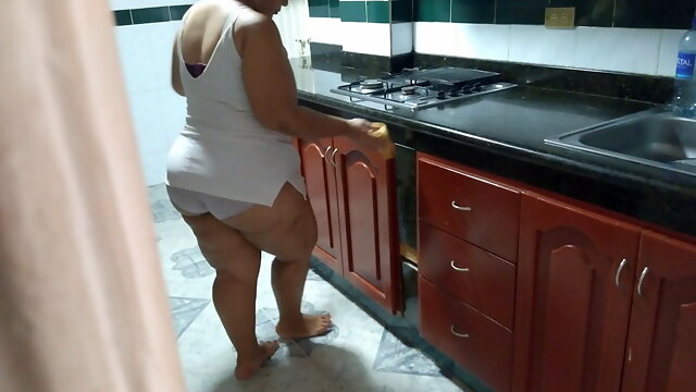 Αυνανίζομαι ενώ η μαμά του φίλου μου καθαρίζει την κουζίνα