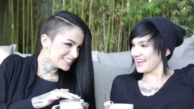 Tattooed lesbo Draven Star fingering Farrah Pawss pussy