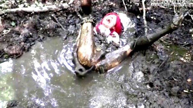Messy trap cosplay lover Maki bride soiling her dress and masturbating in the mud