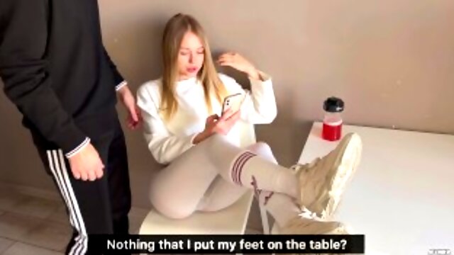 Novia insolente arrojó sus piernas sobre la mesa y fue jodida por eso.