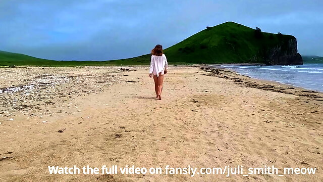 Juli_smith_meow in micro bikini on public beach