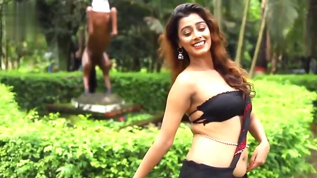 Koyeliya shows armpits and belly button in black sari