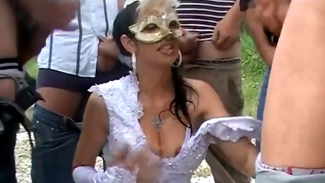 La mariée se fait asperger de sperme et de pisse en bukkake