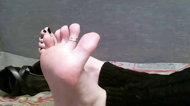 Ilandis shows off beautiful bare feet with black polished toes