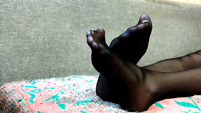 Ilandis shows feet in black pantyhose