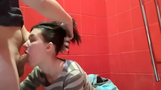 Shluha Snova Soset V Torgovom Centre. Zhestko V Gorlo