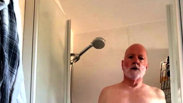 Bearstgt showering 