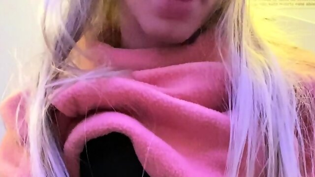 Amateur blonde teen solo dildo