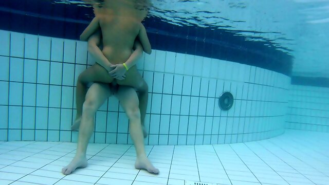 Couple fucks underwater in the public pool