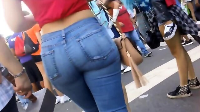 Nice latina teen ass in tight jeans