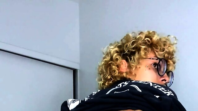 Webcam beauty and her toys have solo sex