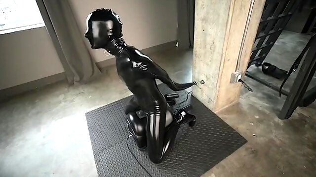 Two women fetish latex asslicking and anal mff