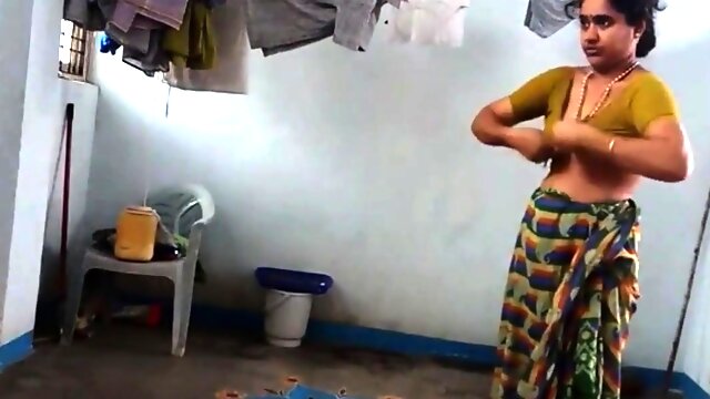 Indian Aunty Bath In Petticoat - INDIAN BATHING PORN @ VIP Wank