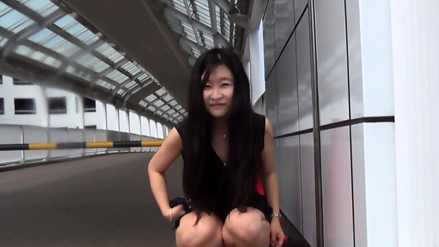 Asian ho pees in gutter