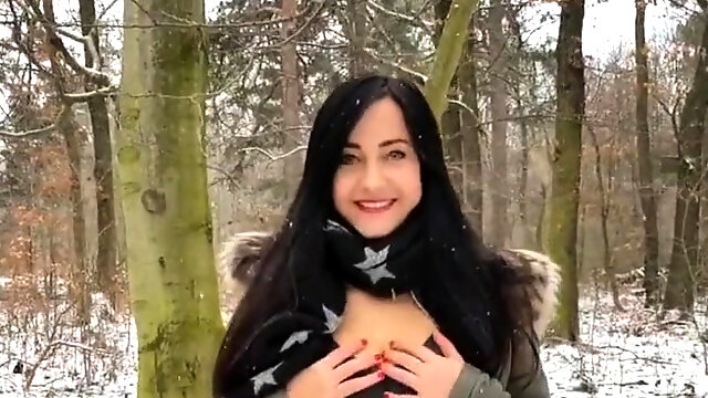 Cute girlfriend experience quickie in woods - cum on tongue