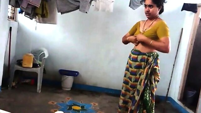 Desi z owłosionymi pachami nosi sari Corazon z 1fuckdatecom