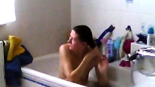 Spied my Mom shaving her pussy in bath