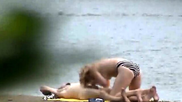 Couple decides to fuck at a nude beach