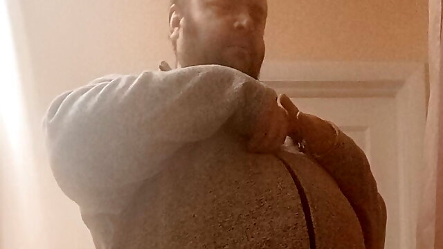 Mofo2121 strips and showers