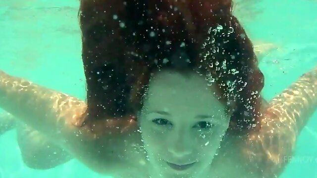 Underwater posing by busty Ariel