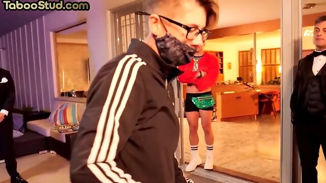 Muscled and tattooed amateur guys enjoy cock sucking outdoors