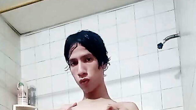 Dando una ducha de una forma muy sexy si