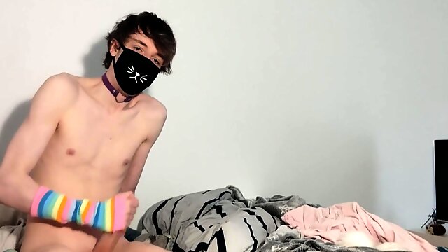 Cute Twink Have Fun On His Bed