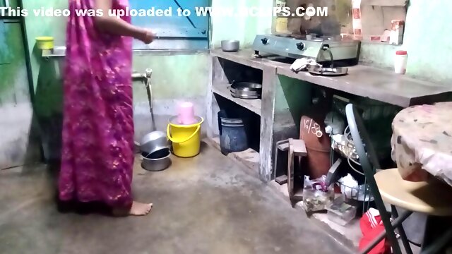 Indian Bengali Maid Kitchen Pe Kam Kar Rahi Thi Moka Miltahi Maid Ko Jabardasti Choda Malik Na
