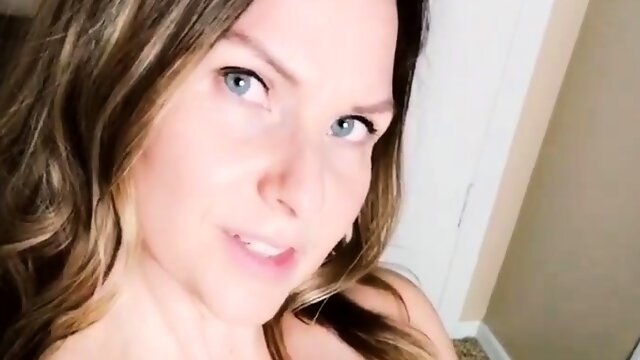 Busty milf in stockings makes herself cum with a pink toy