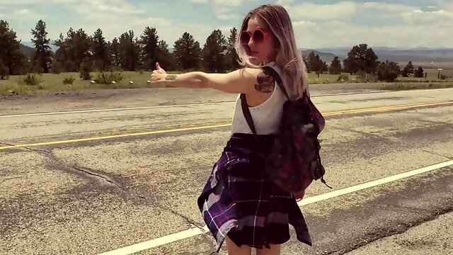 Tattooed teen hitchhiker sucking off her driver in the car