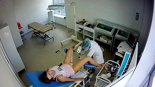 Amateur milf getting her pussy examined on hidden cam