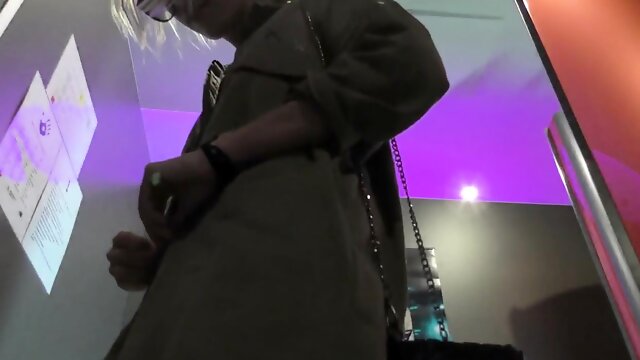 Luscious babe with a fabulous ass fingers herself to orgasm