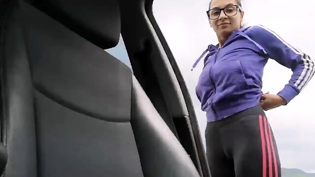Kujon amatorska brunetka doprowadza się do orgazmu w samochodzie